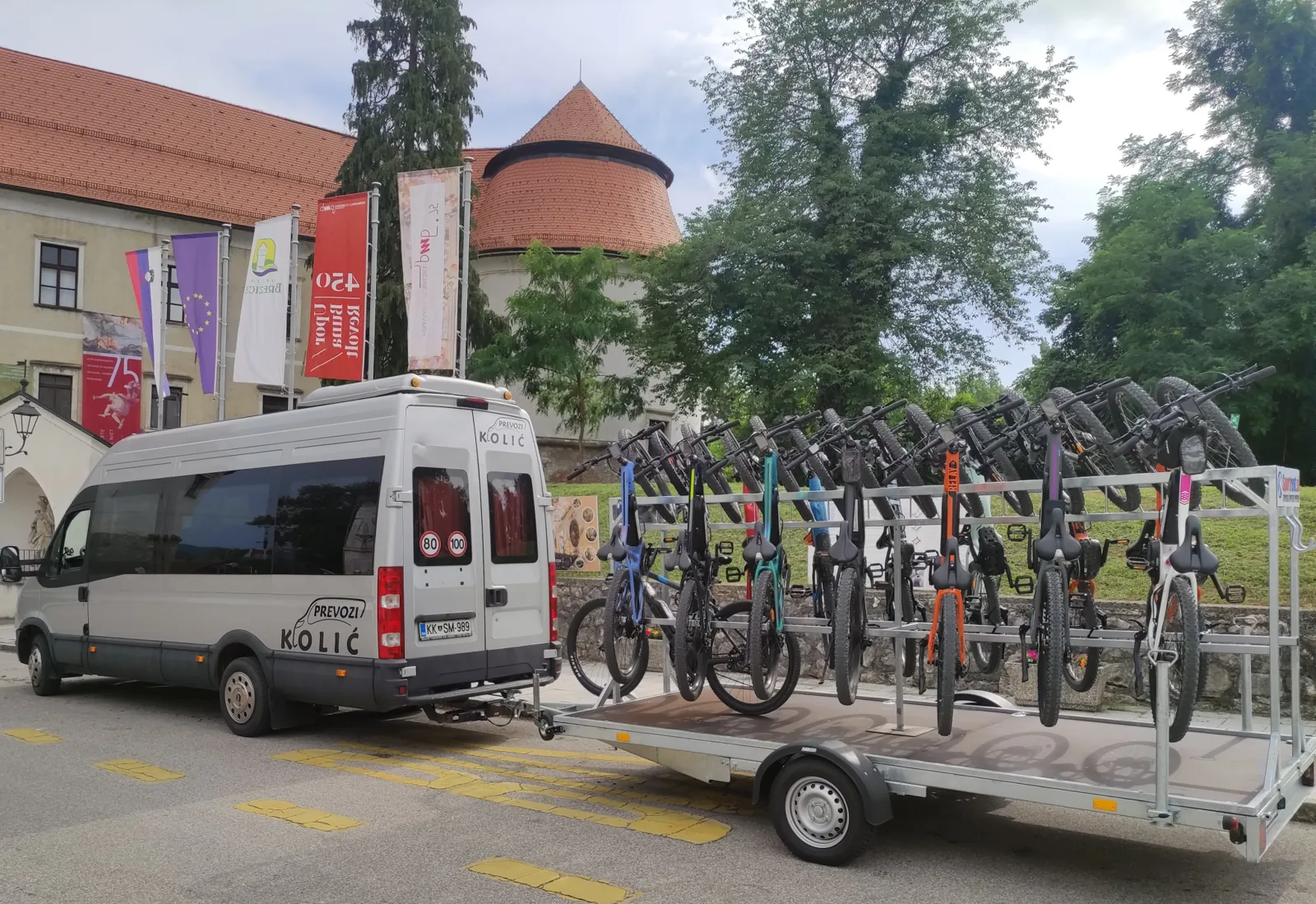 Kombi s prikolico za prevoz koles, ki nas bo prišel iskat v Nerezine